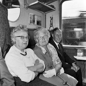 849034 Afbeelding van reizigers in een een coupé van een trein.N.B. Het gaat hier om personeelsleden van de dienst van ...